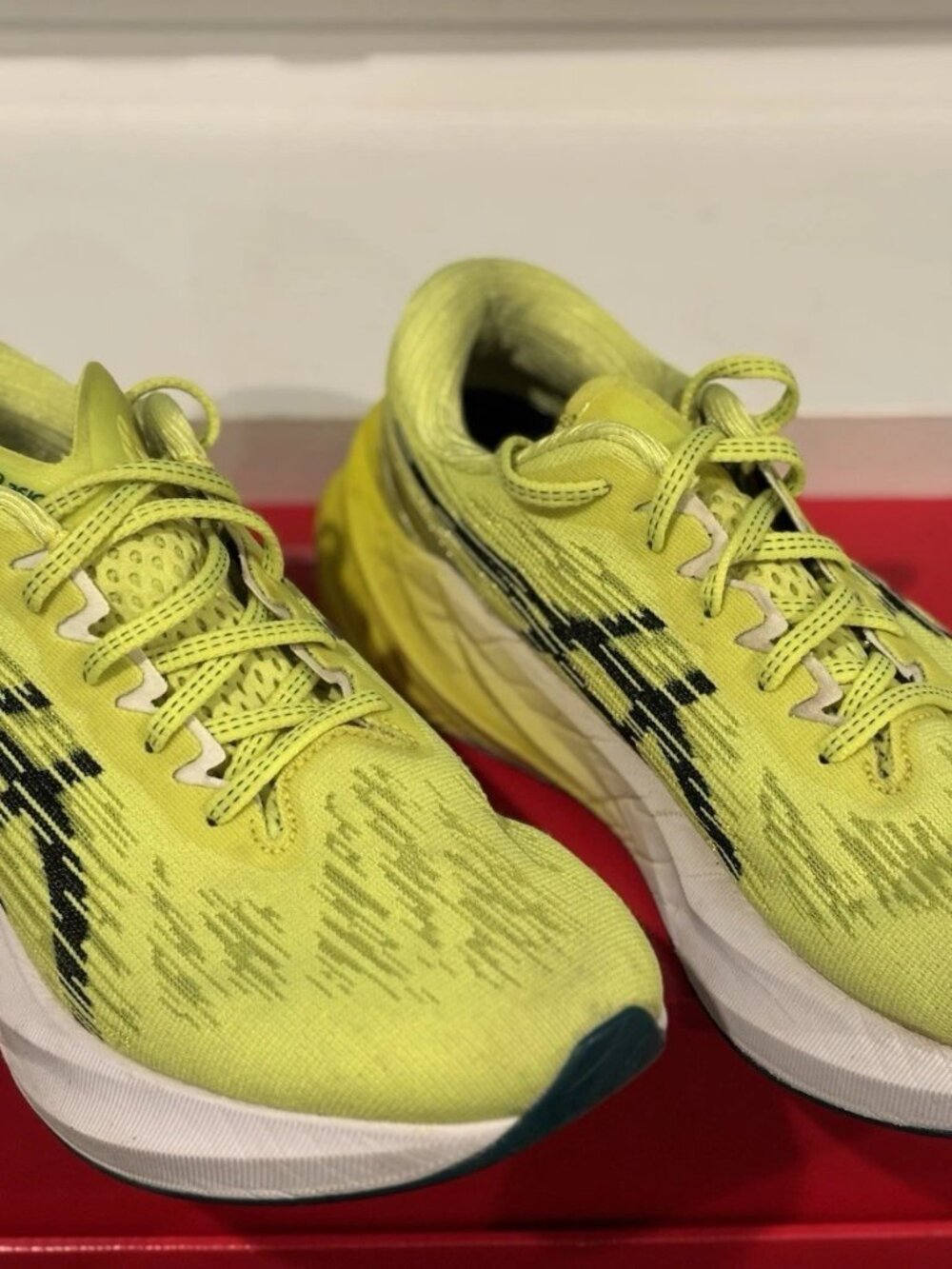 ASICS Novablast 3 Size 9 - Picture 3 of 6